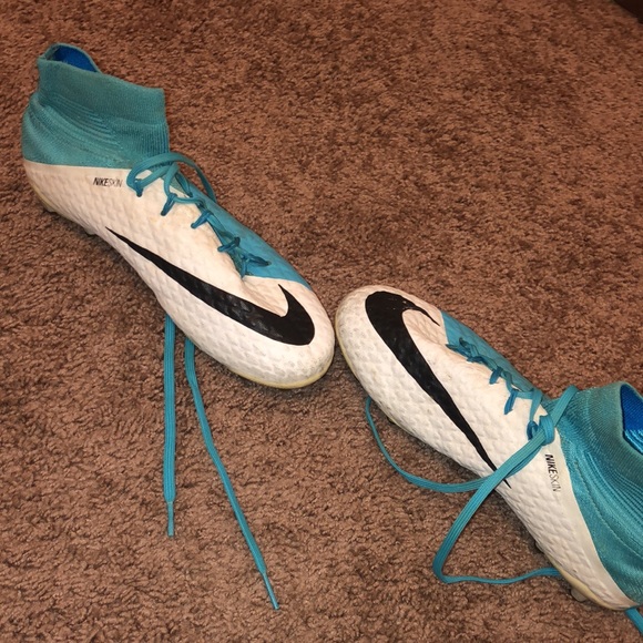 Nike Phantom Cleats - Picture 2 of 5